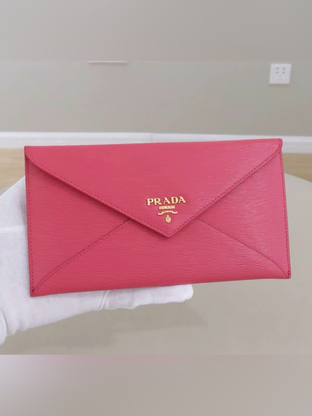 🚩steal Prada Pink Textured Envelope Clutch with Gold Logo